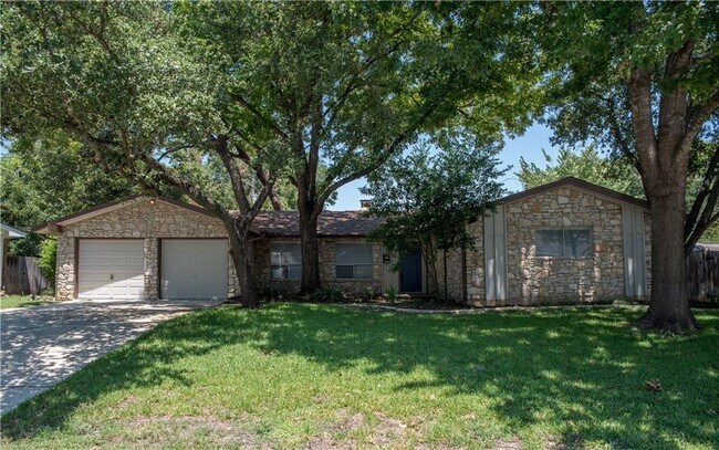 Building Photo - 2902 Silverleaf Dr