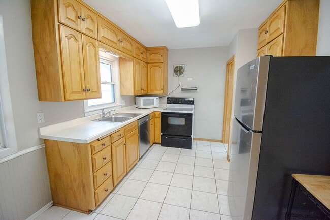 Building Photo - 3BR Home on Large Corner Lot – NW Rochester