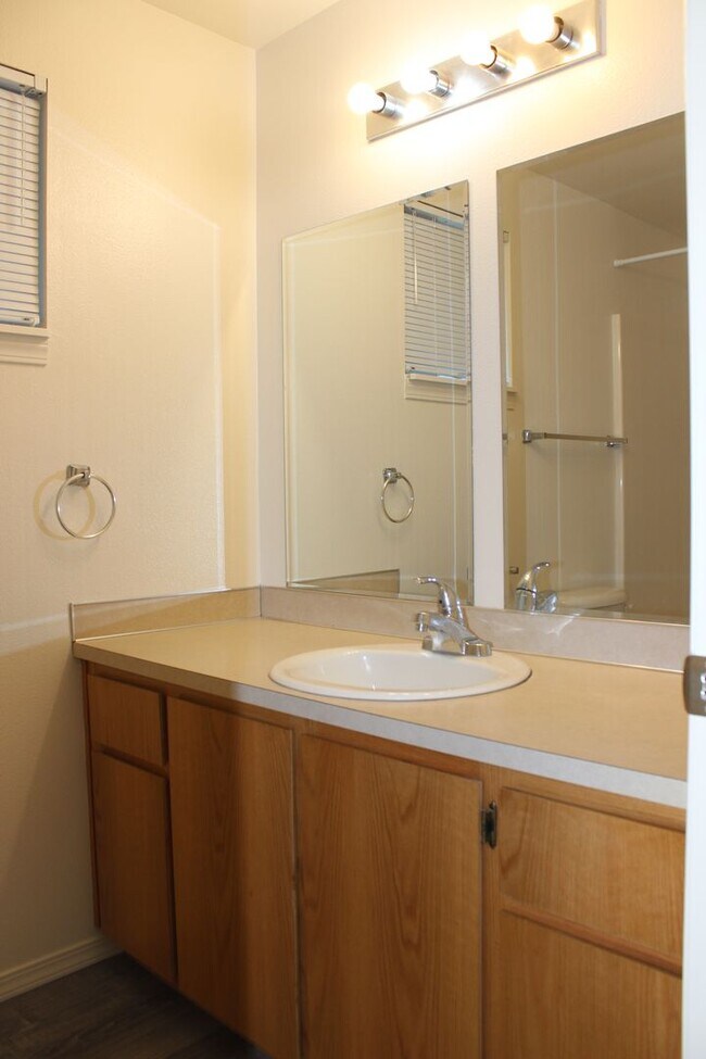 Building Photo - 4 bedroom 2 bath ranch house