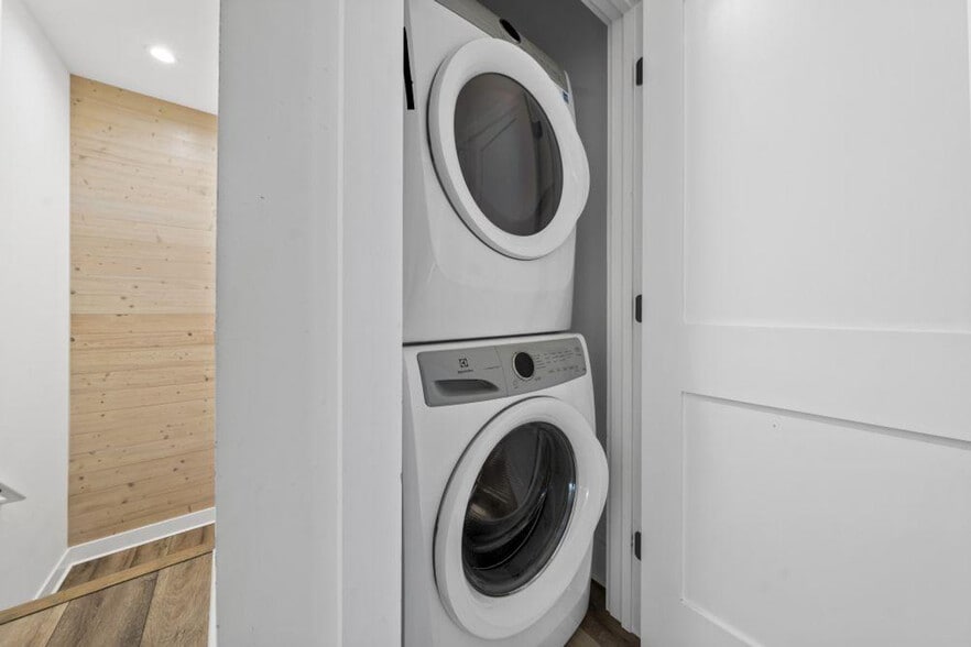 Building Photo - 7 W Gate