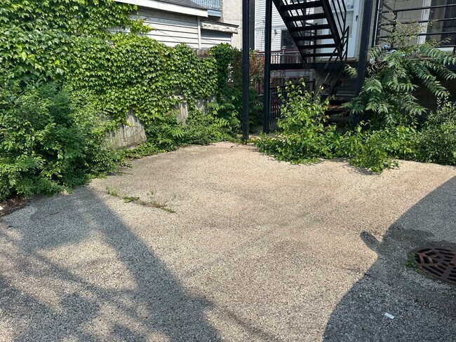 Building Photo - 2423 W Harrison St