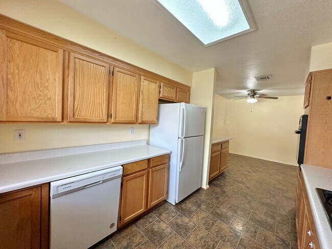 Building Photo - 3905 Raymond Ave