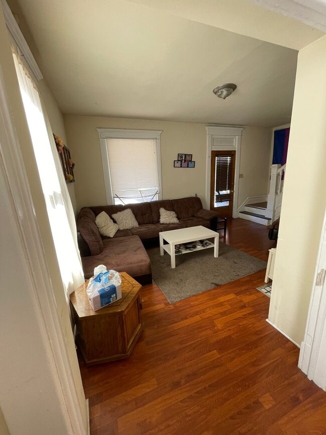 Building Photo - 3 bedroom 1 bath single family home with y...