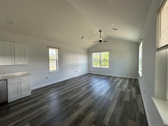 Building Photo - 534 N Raphael Rd