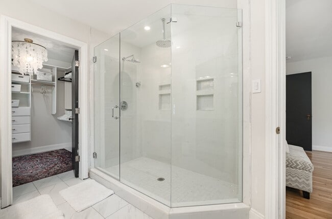 Building Photo - Modern Elegance Meets Mt. Lookout Charm – ...