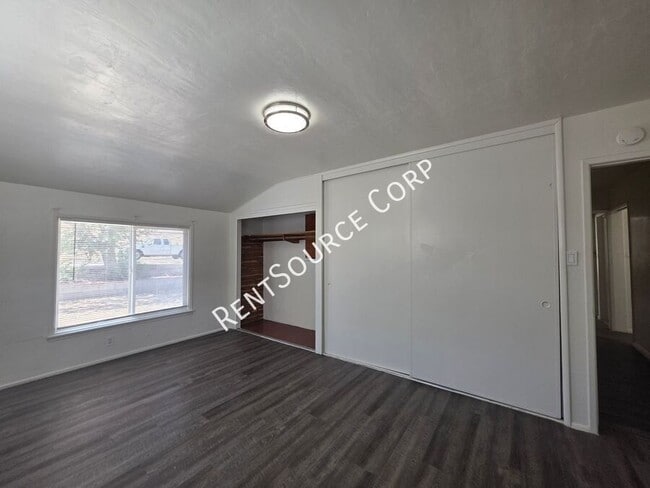 Building Photo - 671 Flora St