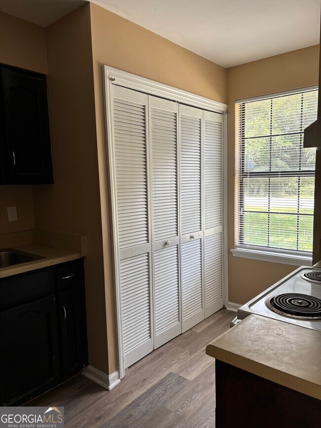 Building Photo - 207 Admiral's Walk Dr