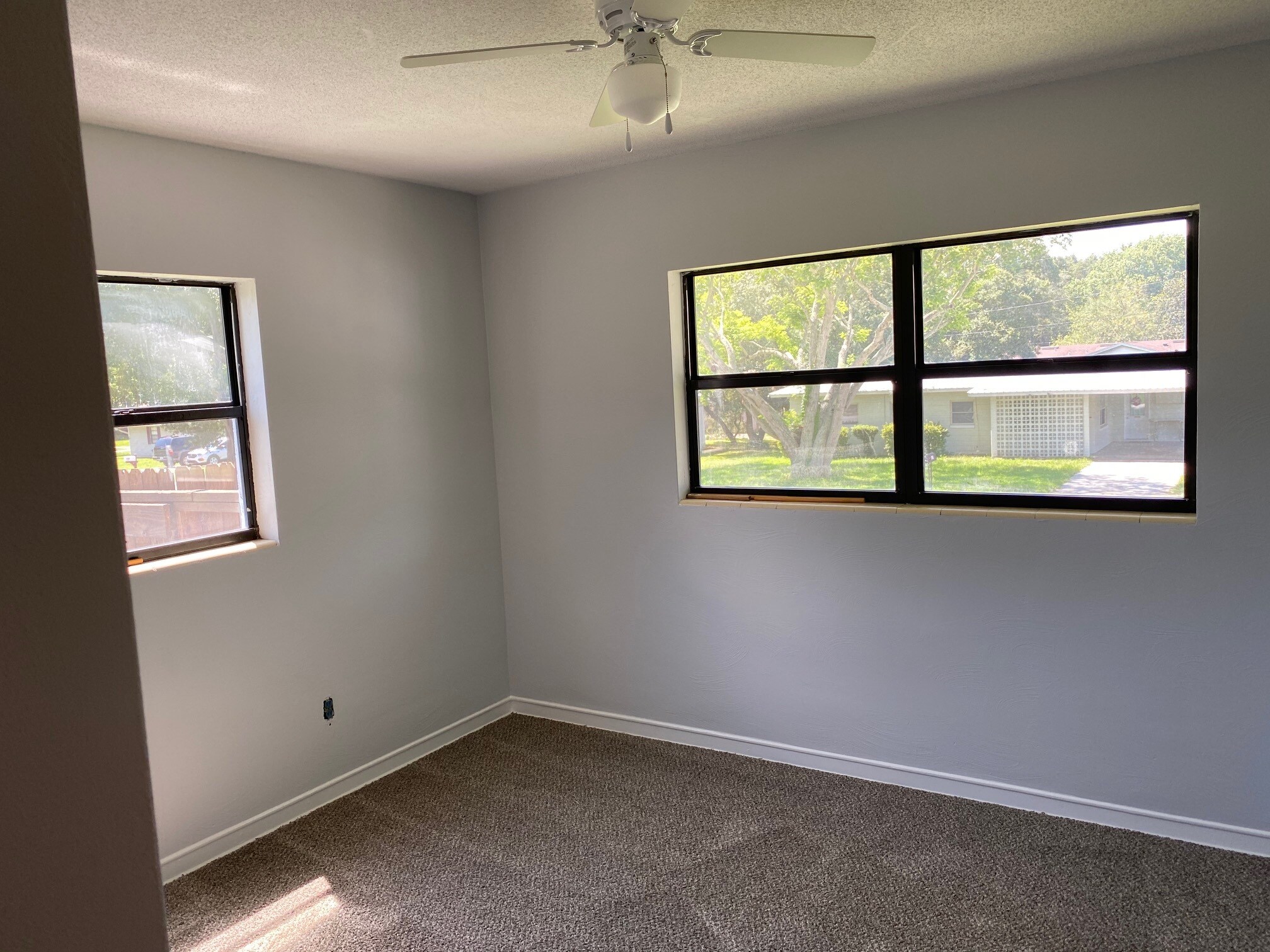 Building Photo - 849 Center Ln