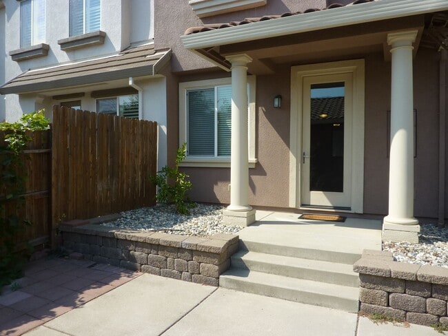 Building Photo - Nice Townhome w/ Detached Garage, Granite ...