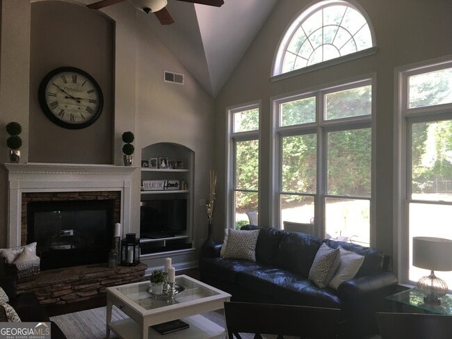 Building Photo - 206 Lake Forest Dr