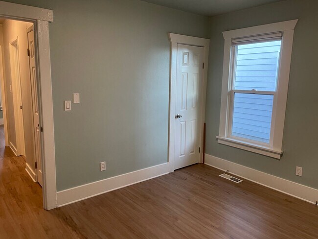 Building Photo - Welcome Home 3b/1ba Updated Home