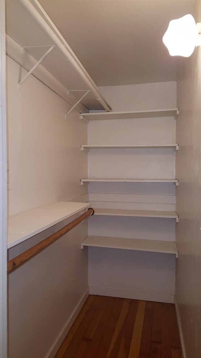 Building Photo - 627 Rose Ave