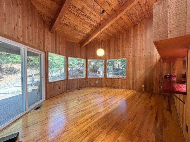 Building Photo - Stunning Hilltop Retreat with Panoramic Oc...