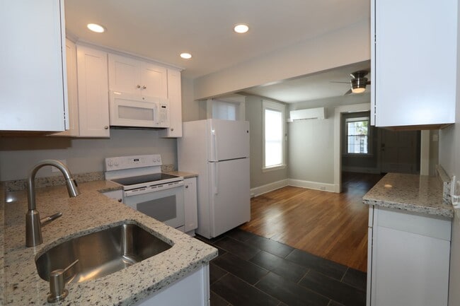 Building Photo - MAIN2220