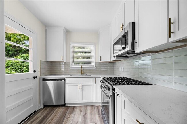 Building Photo - 990 Lindridge Dr NE