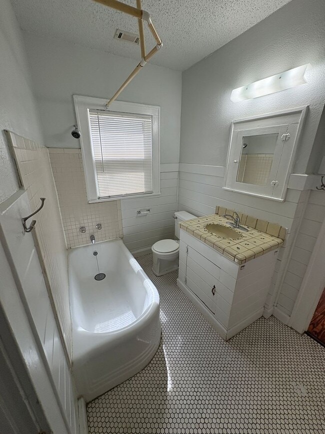 Building Photo - Charming 3 Bed | 2 Bath Home Near UT & Downtown Austin – Classic Character Meets Prime Location!