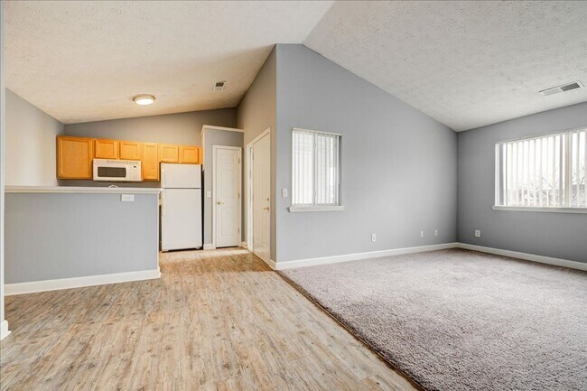 Building Photo - **2 bedroom 2 bath $1199/mo***Evansville, IN*** Pet Friendly**Vaulted Ceilings