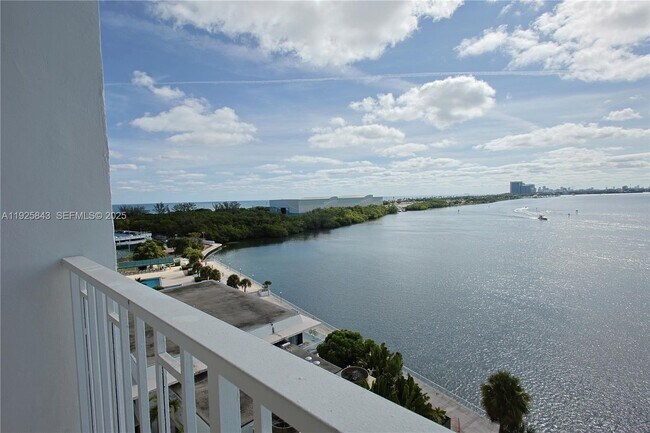 Building Photo - 500 Bayview Dr