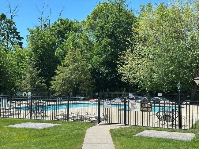 Primary Photo - 21 Village Park Dr