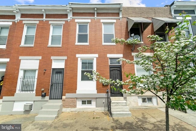 Primary Photo - 2906 E Monument St