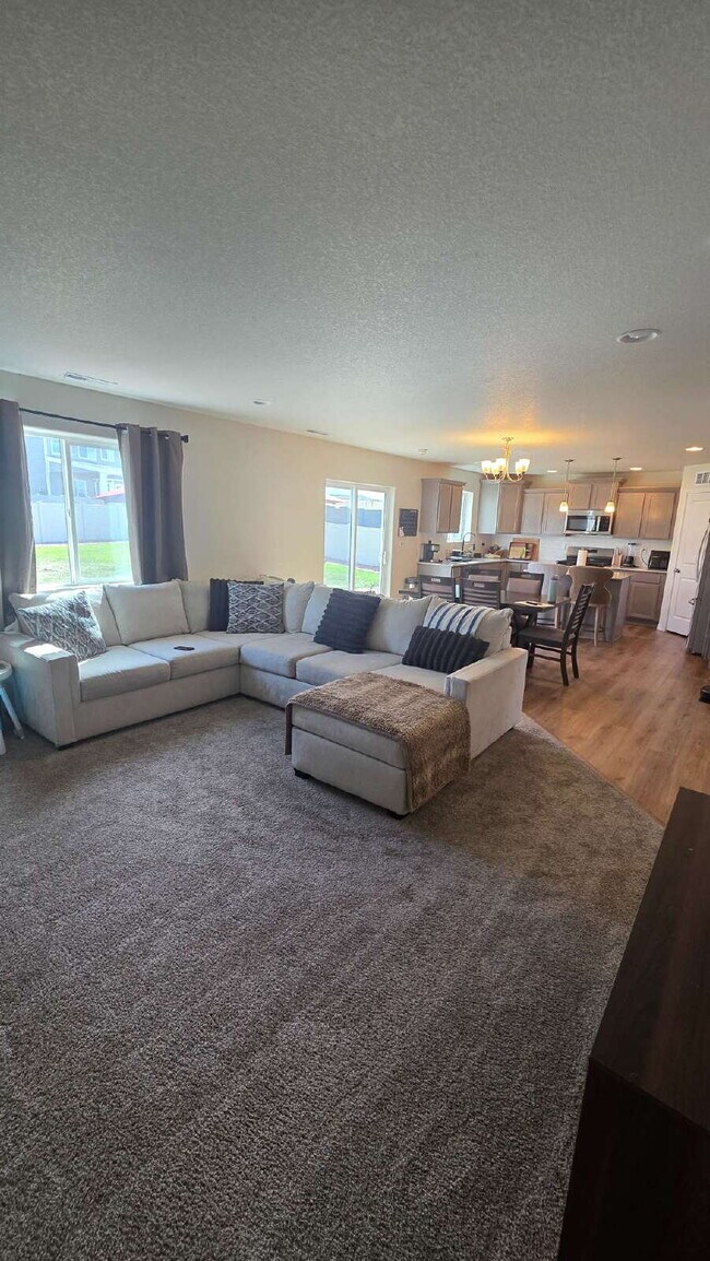 Building Photo - Beautiful 4BR 2.5 bath Home in Bradley Heights near Military bases
