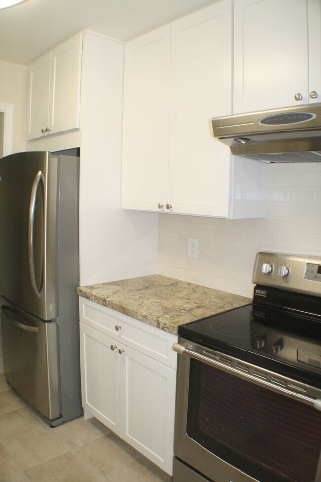 Building Photo - Stunning, large 1 bedroom at Woodlake