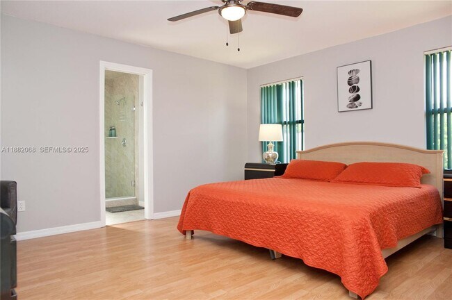 Building Photo - 722 SE Thanksgiving Ave