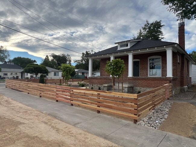 Building Photo - Beautiful 2-Bedroom House with Yard