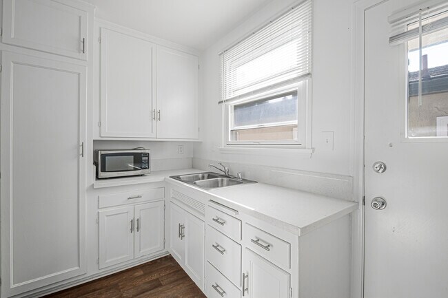 Building Photo - 5844 W 88th St