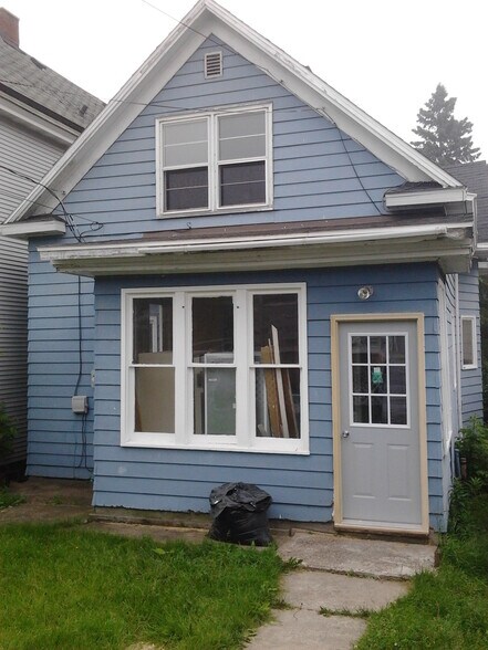 Building Photo - 1821 E 6th St