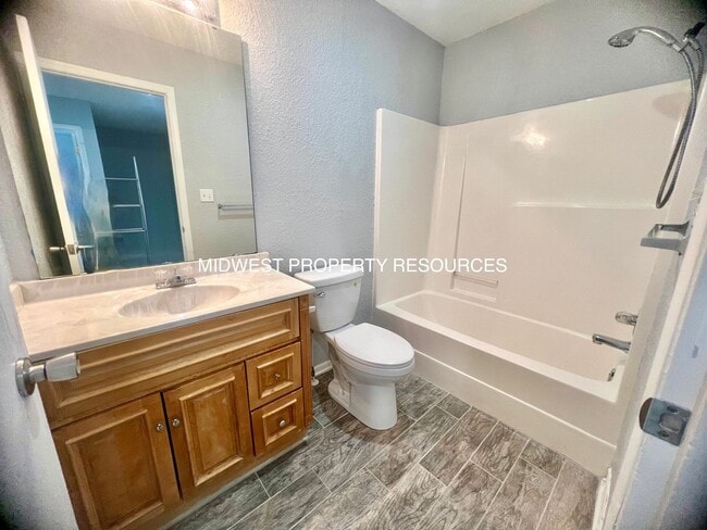 Building Photo - 3 bedroom, 2.5 bath 2 car garage Townhouse