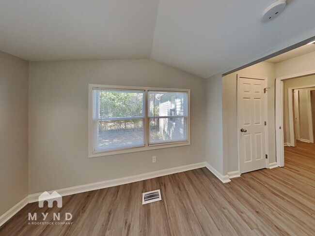 Building Photo - 977 Moreland Dr SE