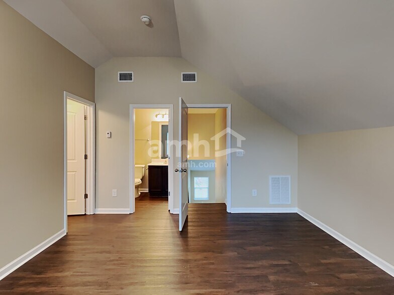 Building Photo - 2087 Longhunter Chase Dr