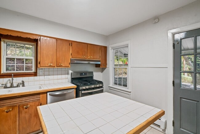 Building Photo - MOVE IN SPECIAL! SCORE HALF OFF 1ST MONTH'...