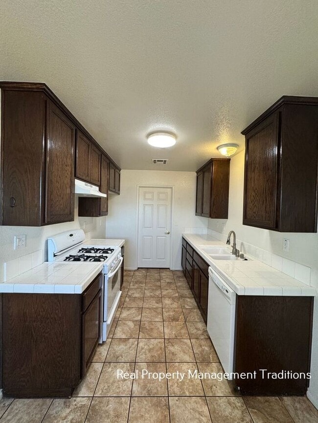 Building Photo - Spacious 4 + 3 Townhouse in Rosamond - Ask...