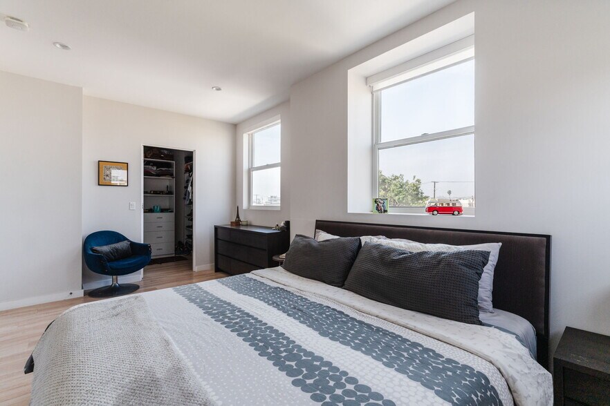 Building Photo - 6072 Pickford St