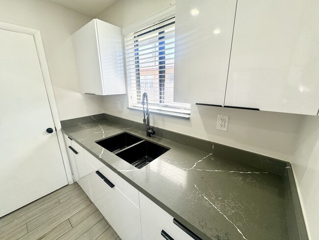 Building Photo - 412 SW 27th Terrace