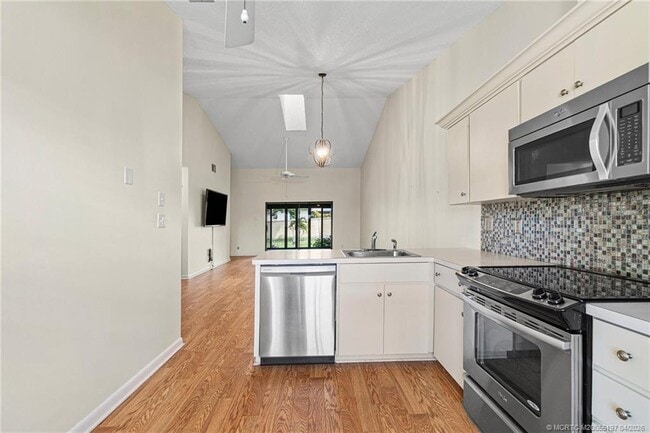 Building Photo - 7711 SE Sugar Sand Cir