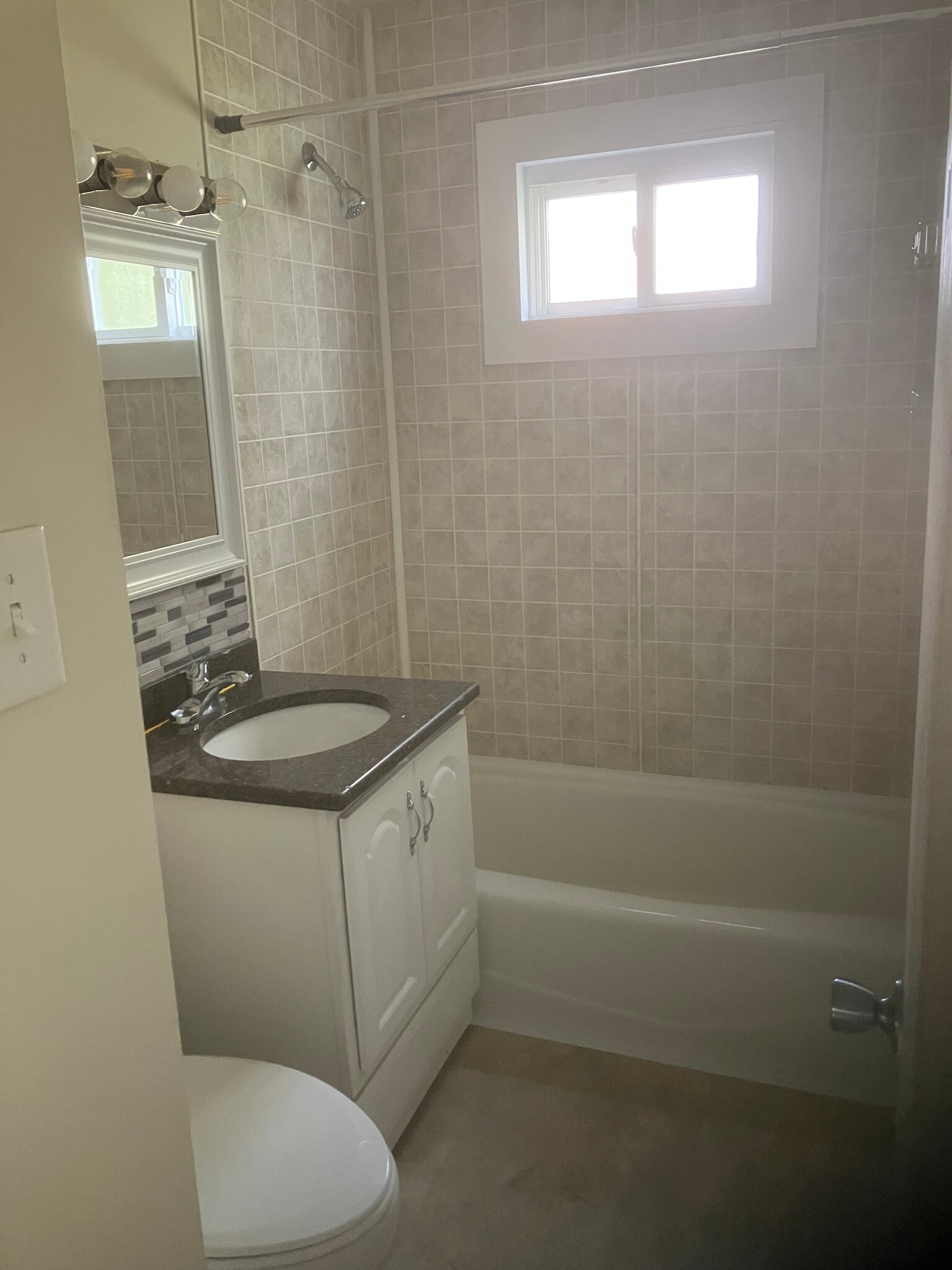Bath - 57 Logan Ave W