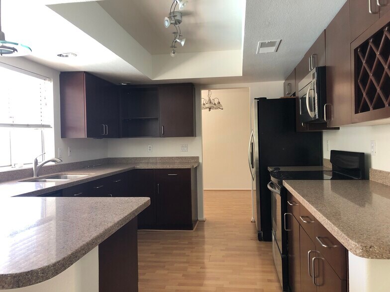 Kitchen - 2715 S Cottonwood