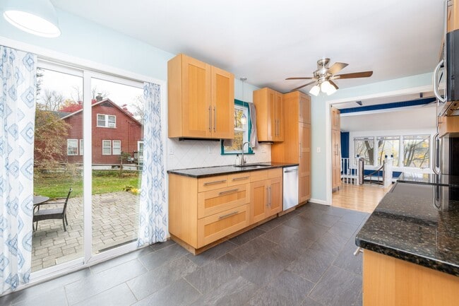 Building Photo - 30 Lakeview Dr