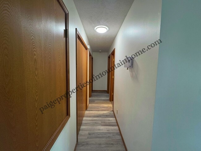 Building Photo - Bright & Spacious 3 Bed / 2 Bath Home in Town!