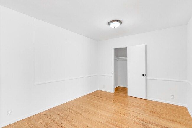 Building Photo - 357 S Elm Dr