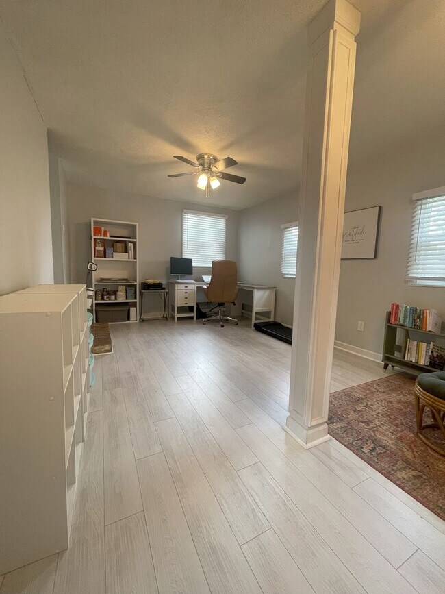 Building Photo - Beautifully Updated 3 Bed Home with Bonus ...