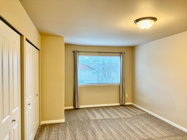 Building Photo - Beautiful 2 bed, 2.5 bath townhome located in Mountlake Terrance $2750/mo.