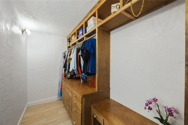 Building Photo - 702 Gray St S