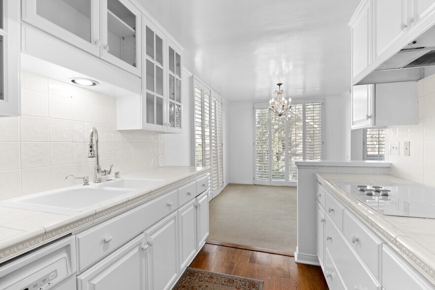 Building Photo - 2301 S Beverly Glen Blvd