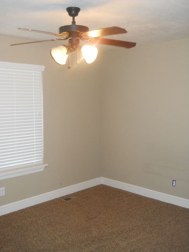 Building Photo - Beautiful 4 bedroom house in Battlefield!