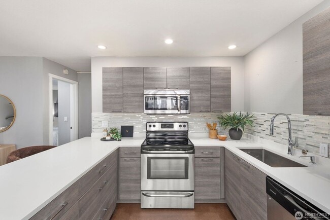 Building Photo - Bright Renovated 1 Bedroom Corner Condo in the Heart of Downtown Bellevue