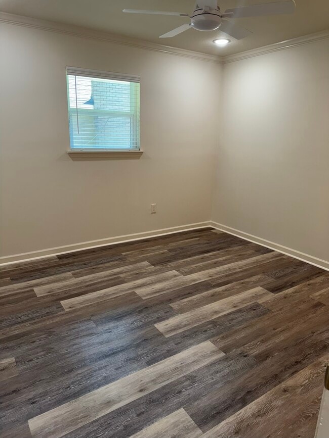 Building Photo - 104 Comanche Dr